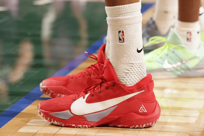 世俱杯买球平台-阿德托昆博穿着红色Freak2，得到25分8篮板5助攻1抢断