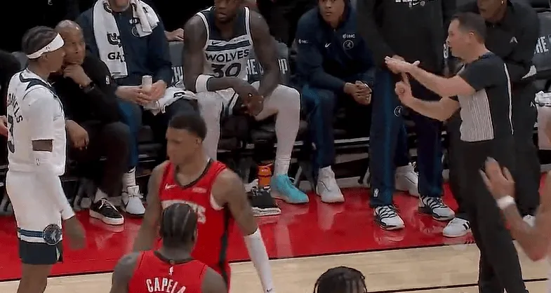 世俱杯买球平台-贾巴里-史密斯抱怨裁判吃T，火箭暂时落后森林狼9分